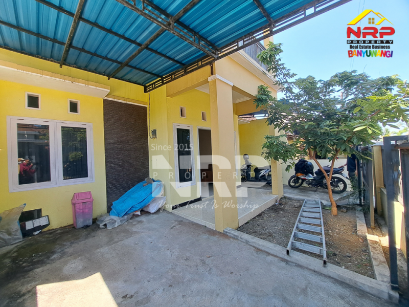 Rumah 2 lantai ini berada di tengah lingkungan pedesaan yang nyaman di Banjarsari, Glagah - Banyuwangi. Rumah 2 lantai ini berada di tengah lingkungan pedesaan yang nyaman di Banjarsari, Glagah - Banyuwangi. Ingin pulang ke rumah dengan suasana yang tenang, udara yang lebih segar, tapi tetap mudah ke mana-mana?
Rumah 2 lantai ini berada di tengah lingkungan NRP BANYUWANGI