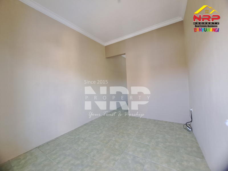 Rumah 2 lantai ini berada di tengah lingkungan pedesaan yang nyaman di Banjarsari, Glagah - Banyuwangi. Rumah 2 lantai ini berada di tengah lingkungan pedesaan yang nyaman di Banjarsari, Glagah - Banyuwangi. Ingin pulang ke rumah dengan suasana yang tenang, udara yang lebih segar, tapi tetap mudah ke mana-mana?
Rumah 2 lantai ini berada di tengah lingkungan NRP BANYUWANGI