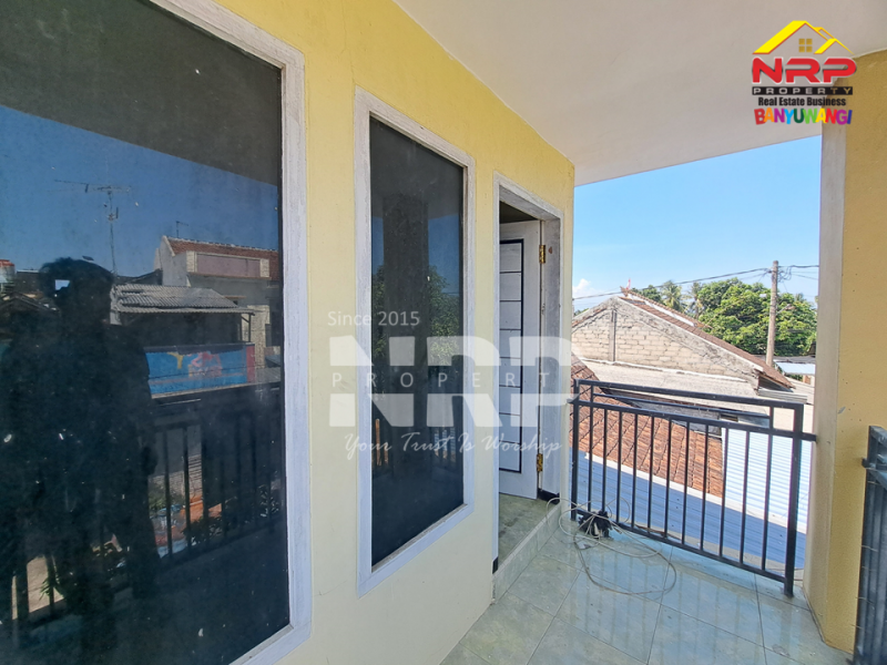 Rumah 2 lantai ini berada di tengah lingkungan pedesaan yang nyaman di Banjarsari, Glagah - Banyuwangi. Rumah 2 lantai ini berada di tengah lingkungan pedesaan yang nyaman di Banjarsari, Glagah - Banyuwangi. Ingin pulang ke rumah dengan suasana yang tenang, udara yang lebih segar, tapi tetap mudah ke mana-mana?
Rumah 2 lantai ini berada di tengah lingkungan NRP BANYUWANGI