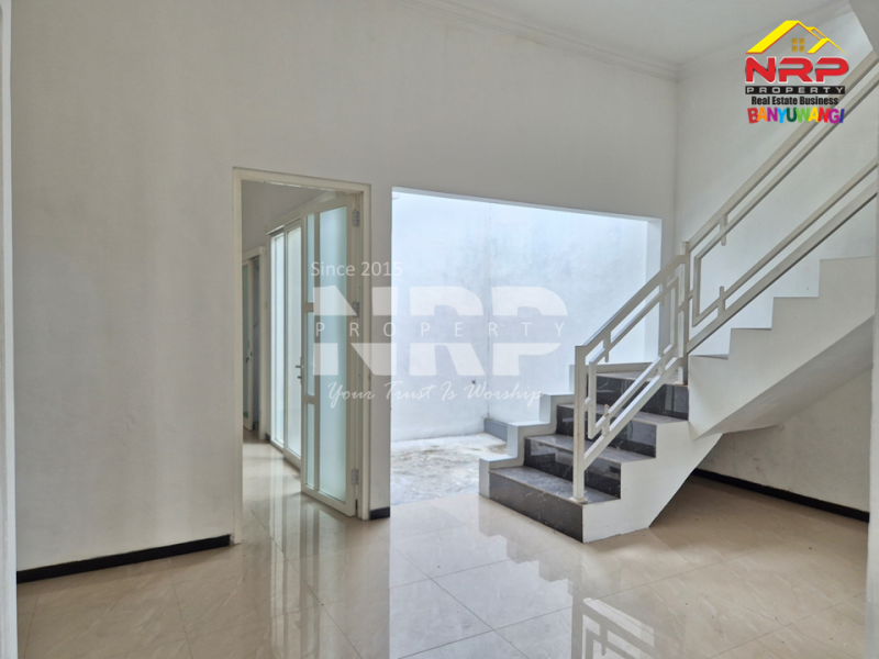 Rumah Cantik 2 lantai Dijual - Banyuwangi Kota  Rumah 2 lantai Dijual - Banyuwangi Kota  Rumah 2 lantai Dijual - Banyuwangi Kota&nbsp;
Kesempatan memiliki rumah 2 lantai di kawasan kota dengan akses mudah ke berbagai fasilitas penting
Yang satu NRP BANYUWANGI