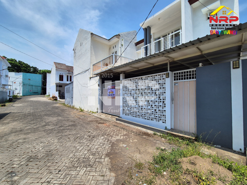 Rumah Cantik 2 lantai Dijual - Banyuwangi Kota  Rumah 2 lantai Dijual - Banyuwangi Kota  Rumah 2 lantai Dijual - Banyuwangi Kota&nbsp;
Kesempatan memiliki rumah 2 lantai di kawasan kota dengan akses mudah ke berbagai fasilitas penting
Yang satu NRP BANYUWANGI