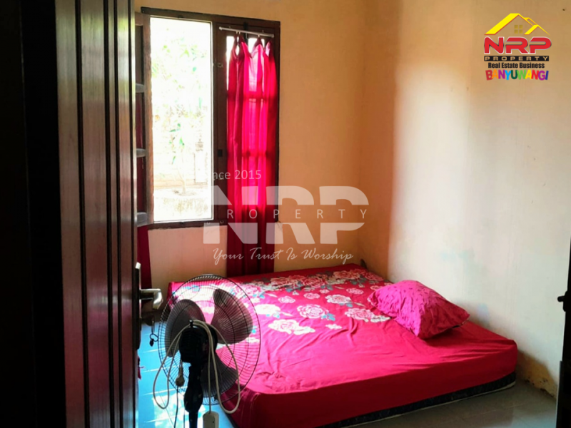 Rumah di Kontrakan di Kertosari Banyuwangi Kota  Kontrakan rumah murah di Banyuwangi kota  ???? Kamu Cari rumah sewa dekat Kampus UNIBA? Inilah pilihannya! Lokasi strategis, akses mudah, lingkungan nyaman.
500 Meter dari Kampus UNIBA NRP BANYUWANGI