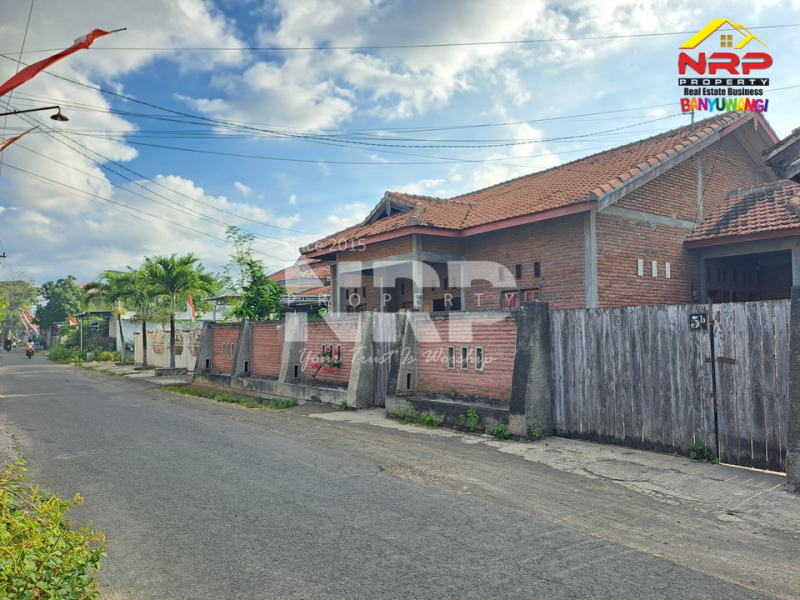 Rumah di Kontrakan di Kertosari Banyuwangi Kota  Kontrakan rumah murah di Banyuwangi kota  ???? Kamu Cari rumah sewa dekat Kampus UNIBA? Inilah pilihannya! Lokasi strategis, akses mudah, lingkungan nyaman.
500 Meter dari Kampus UNIBA NRP BANYUWANGI