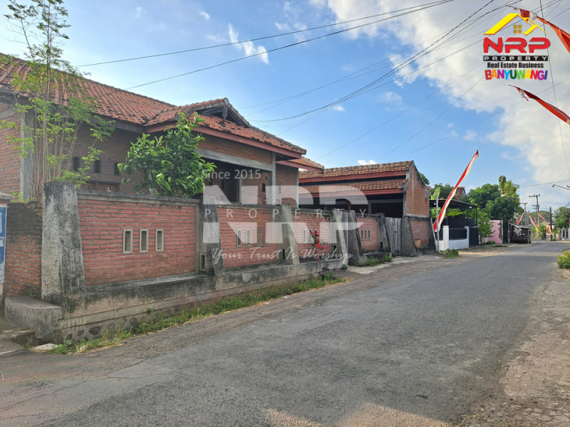 Rumah di Kontrakan di Kertosari Banyuwangi Kota  Kontrakan rumah murah di Banyuwangi kota  ???? Kamu Cari rumah sewa dekat Kampus UNIBA? Inilah pilihannya! Lokasi strategis, akses mudah, lingkungan nyaman.
500 Meter dari Kampus UNIBA NRP BANYUWANGI