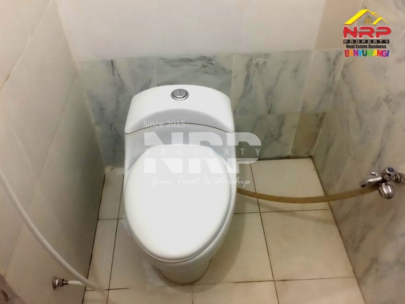 Rumah di Kontrakan di Kertosari Banyuwangi Kota  Kontrakan rumah murah di Banyuwangi kota  ???? Kamu Cari rumah sewa dekat Kampus UNIBA? Inilah pilihannya! Lokasi strategis, akses mudah, lingkungan nyaman.
500 Meter dari Kampus UNIBA NRP BANYUWANGI