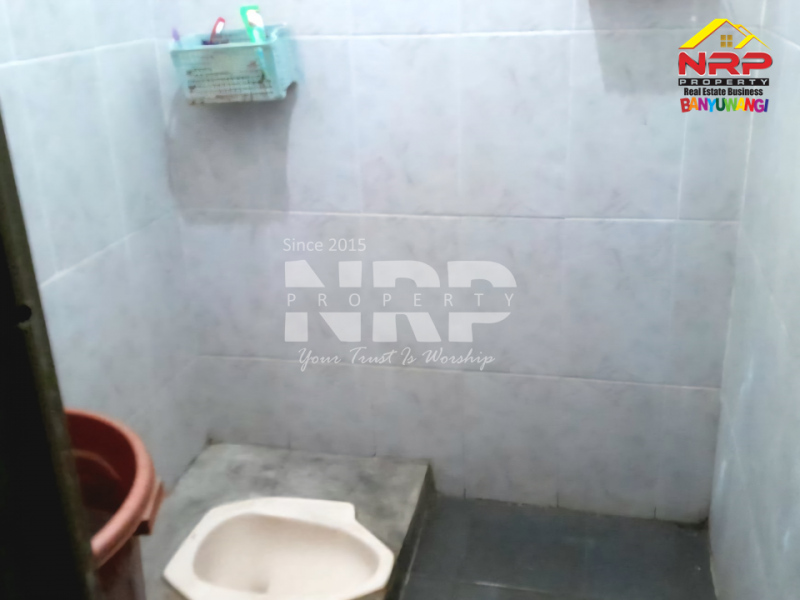 Rumah di Kontrakan di Kertosari Banyuwangi Kota  Kontrakan rumah murah di Banyuwangi kota  ???? Kamu Cari rumah sewa dekat Kampus UNIBA? Inilah pilihannya! Lokasi strategis, akses mudah, lingkungan nyaman.
500 Meter dari Kampus UNIBA NRP BANYUWANGI