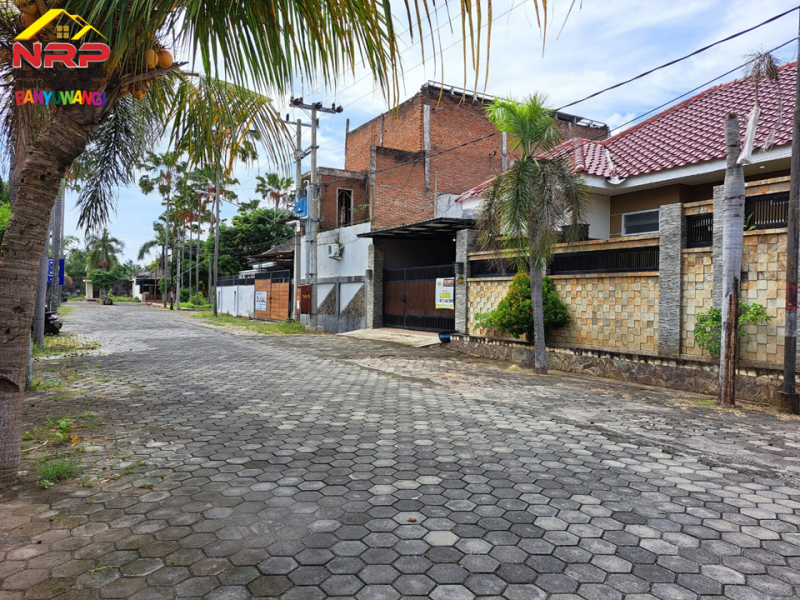 Dijual Rumah Mewah Full Prabot Di Perum Taman Indah Sutri Banyuwangi Dijual Rumah Mewah Full Prabot Di Perum Taman Indah Sutri Banyuwangi Dijual Rumah Mewah Full Prabot Di Perum Taman Indah Sutri Banyuwangi. Hunian Strategis di Pusat Kota. Dekat dengan fasilitias Pendidikan, Perbelanjaan, dan NRP BANYUWANGI