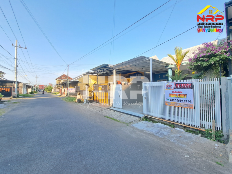 Tampil sederhana tapi berkelas !! Rumah minimalis cantik di Rogojampi, cocok untuk kamu yang suka keindahan  Rumah minimalis 300 jutaan di Rogojampi, cocok untuk kamu yang suka keindahan  Tampil sederhana tapi berkelas !!
Rumah minimalis cantik di Rogojampi, cocok untuk kamu yang suka keindahan tanpa berlebihan.
Dekat dengan Pusat Pendidikan NRP BANYUWANGI