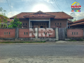 Rumah di Kontrakan di Kertosari Banyuwangi Kota  Kontrakan rumah murah di Banyuwangi kota  ???? Kamu Cari rumah sewa dekat Kampus UNIBA? Inilah pilihannya! Lokasi strategis, akses mudah, lingkungan nyaman.
500 Meter dari Kampus UNIBA NRP BANYUWANGI